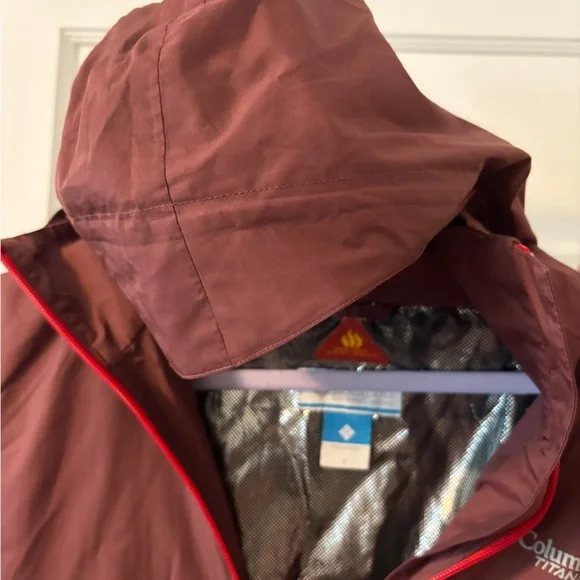 Columbia Women’s Maroon Rain Jacket - Picture 6 of 6